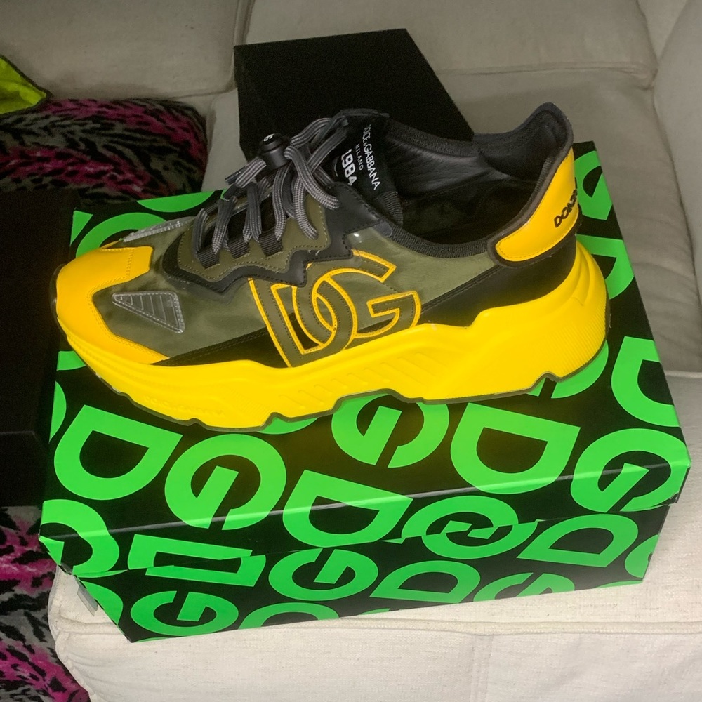 Dolce & Gabbana
logo-patch lace-up sneakers